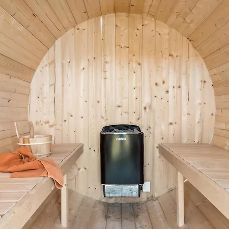 Dom wakacyjny Stunning In With Sauna